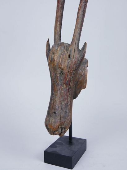 null MOSSI (Burkina Faso) 

Cimier en bois érodé représentant une antilope. L : 44...