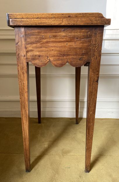 null Walnut inset table decorated with inlays of nets, opening with a drawer in the...