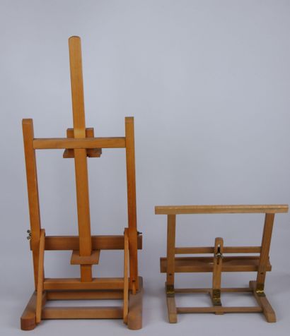 null Two display easels in natural wood resting on a base with double struts. 

Dimensions:...