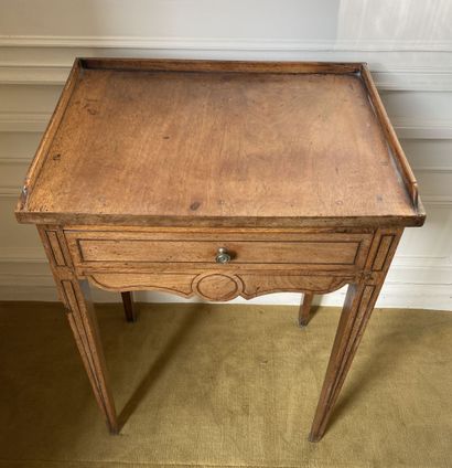 null Walnut inset table decorated with inlays of nets, opening with a drawer in the...