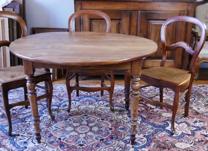 null Round dining room table in natural wood, with two flaps, resting on 4 turned...