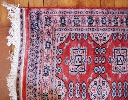 null Lot of carpets including : 

A woolen gallery decorated with 9 medallions on...