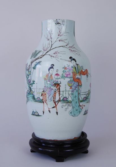null CHINE 

Vase balustre en porcelaine blanche à décor de servantes dans un jardin...