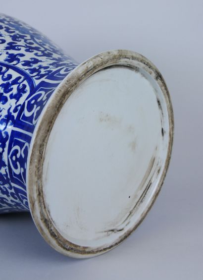 null CHINA

Large covered porcelain vase decorated in blue and white with Buddhist...