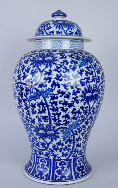 CHINA

Large covered porcelain vase decorated...