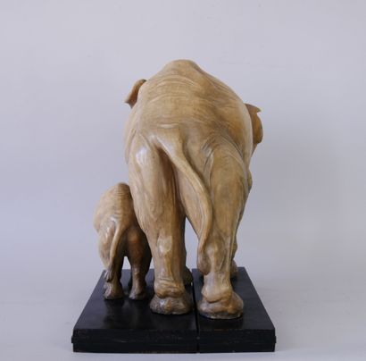 null Modern school of the XXth century 

Elephant and her baby elephant 

Sculpture...