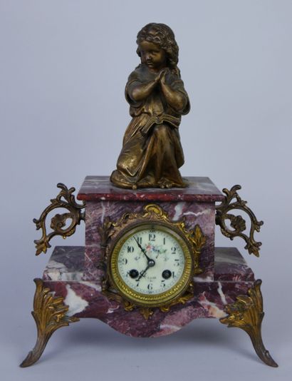 Mantel clock in red veined marble surmounted...