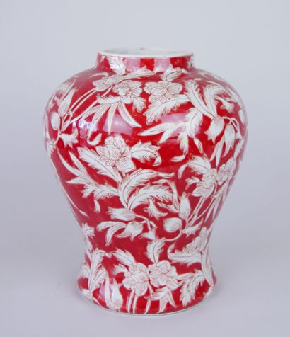 null CHINA

Porcelain covered vase with enamelled decoration of flowers and hazelnuts...