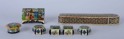 null PERSE 

Lot of small boxes of various sizes with painted decoration on bone...