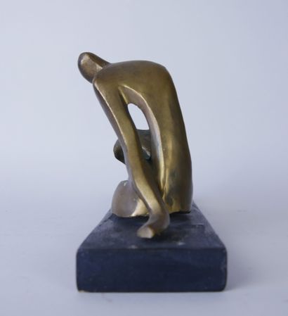  Modern school of the XXth century 
Reclining figure 
Sculpture in gilded bronze...