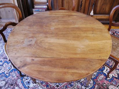 null Round dining room table in natural wood, with two flaps, resting on 4 turned...
