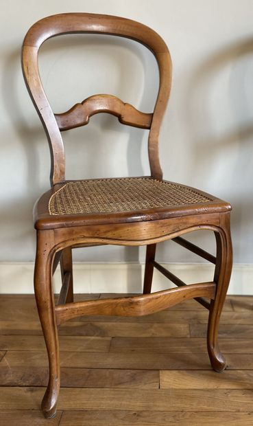 null Suite de 4 chaises en bois naturel, le dossier violoné à une barrette, l'assise...