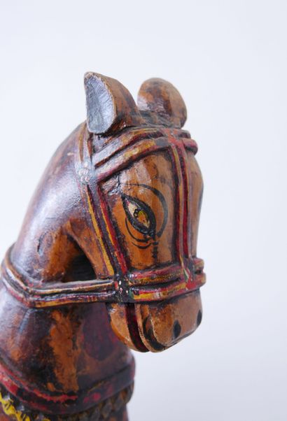 null Deux chevaux en bois sculpté et peint polychrome regardant vers le bas. Travail...