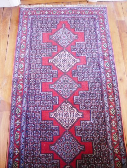null Lot of carpets including : 

A woolen gallery decorated with 9 medallions on...