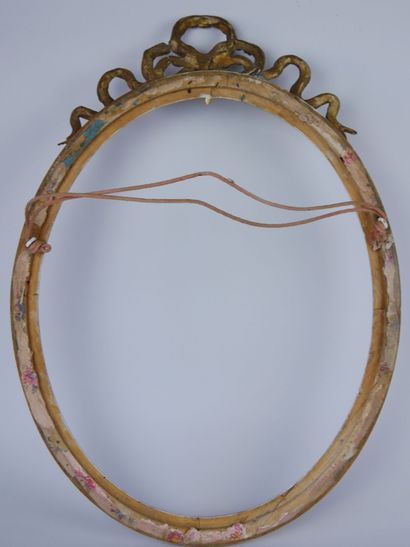 null Oval frame in gilded wood surmounted by a ribboned bow. 

Dimensions : 62 x...