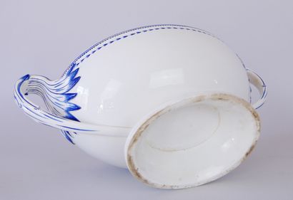 null Lot of ceramics including: 

SALINS France model SEGUR. Small covered porcelain...