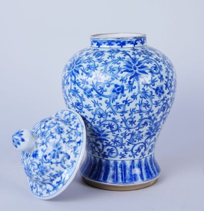  CHINE 
Potiche couverte en porcelaine blanc bleu à décor de rinceaux et fleurs,...