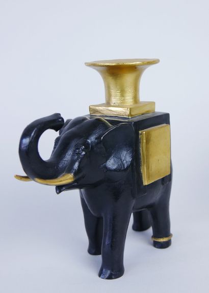 null Paire de bougeoirs éléphants en bronze patiné noir et doré, pouvant également...