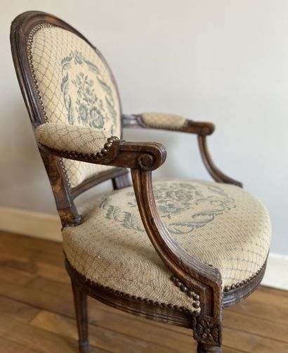null Armchair with medallion back in molded wood, the brackets of armrests in whips,...