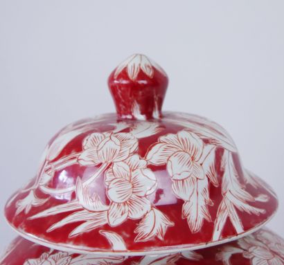 null CHINE

Potiche couverte en porcelaine à décor émaillé de fleurs et noisettes...