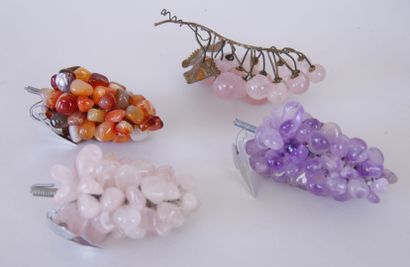 null Lot of trinkets including : 

4 bunches of grapes in hard stone (rose quartz,...