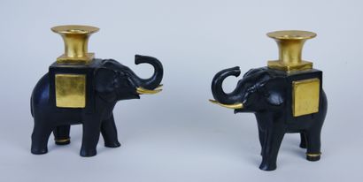 null Paire de bougeoirs éléphants en bronze patiné noir et doré, pouvant également...