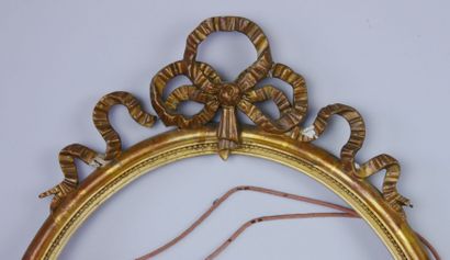 null Oval frame in gilded wood surmounted by a ribboned bow. 

Dimensions : 62 x...