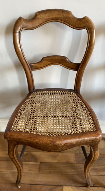 null Suite de 4 chaises en bois naturel, le dossier violoné à une barrette, l'assise...