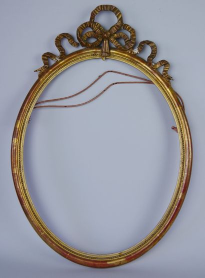 Oval frame in gilded wood surmounted by a...