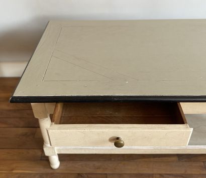 null Table basse rectangulaire en bois laqué beige et noir ouvrant à un tiroir et...