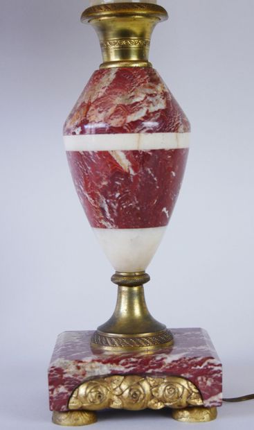 null Pair of lamps in red marble and alabaster, diamond shape, the gilded metal frame...