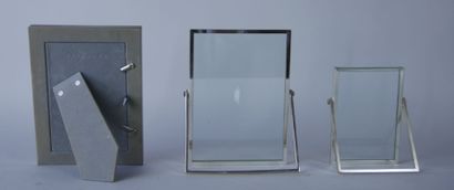null Set of 3 frames in stainless steel or brushed silver metal. Dimensions: 19 x...
