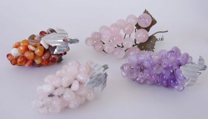 null Lot of trinkets including : 

4 bunches of grapes in hard stone (rose quartz,...