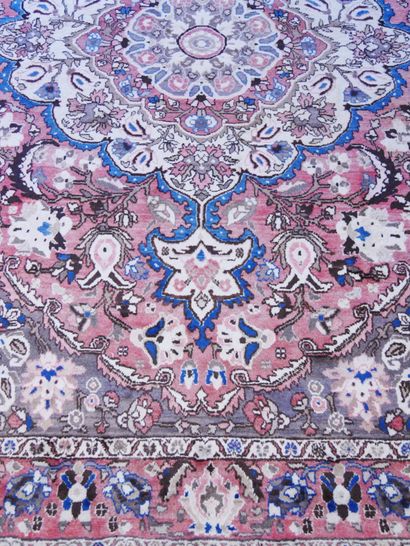 null Large wool carpet with 3 borders with central decoration of medallions of flowers...