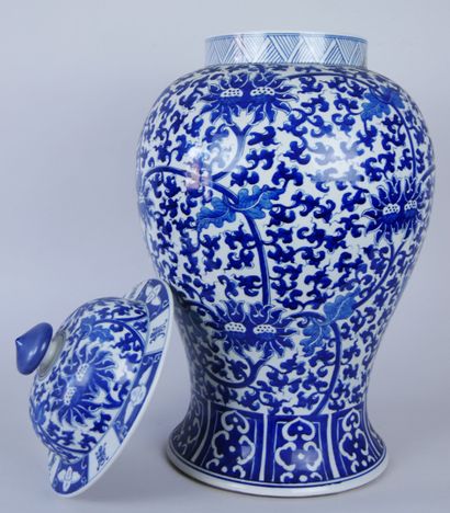 null CHINA

Large covered porcelain vase decorated in blue and white with Buddhist...