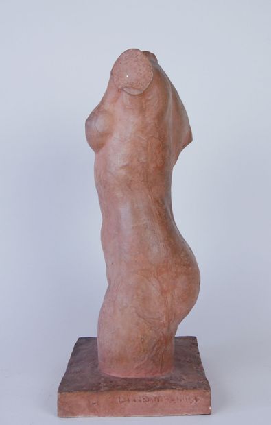 null École du XXème siècle 

Buste de femme 

Sculpture en terre cuite signée sur...