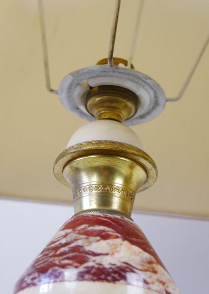 null Pair of lamps in red marble and alabaster, diamond shape, the gilded metal frame...