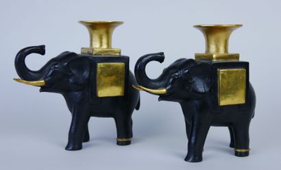null Paire de bougeoirs éléphants en bronze patiné noir et doré, pouvant également...