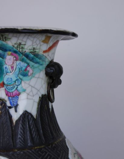  CHINE, NANKIN 
Paire de vases balustres en porcelaine à décor polychrome de cavaliers...