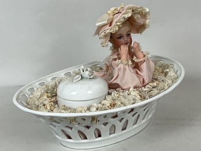 null DECAMPS

Coupe en porcelaine de Limoges avec un enfant envoyant des baisers....