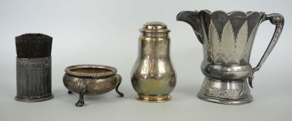 null Lot in silver plated metal including : 

A small cream pot. Height: 5 cm 

A...