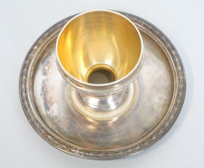 null Egg cup out of silver 925 thousandths plain with decoration of a frieze of laurel....