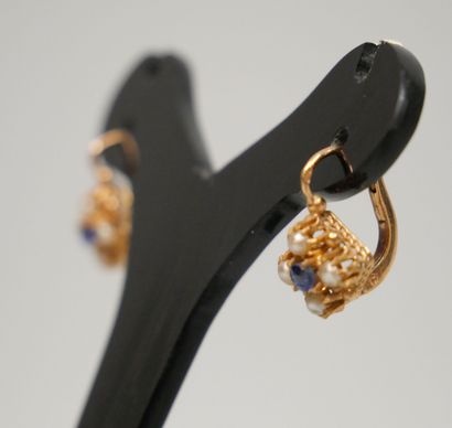 null 3 paires de petites boucles d'oreilles en or 750 millièmes alternées de perles,...