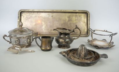 null Lot in silver plated metal including : 

A small cream pot. Height: 5 cm 

A...