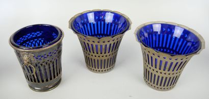 null Lot in silver plated metal including : 

A small cream pot. Height: 5 cm 

A...