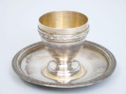 null Egg cup out of silver 925 thousandths plain with decoration of a frieze of laurel....