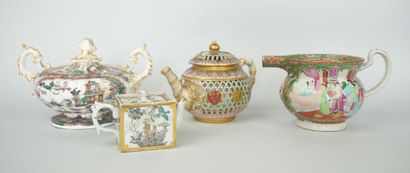 null Lot d'objets en porcelaine de Chine comprenant : 

1 petite théière de forme...