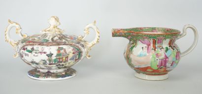 null Lot d'objets en porcelaine de Chine comprenant : 

1 petite théière de forme...