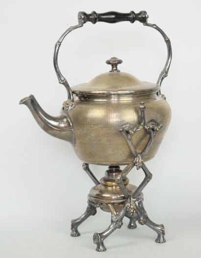 null CHRISTOFLE

Samovar en métal argenté guilloché à décor de bois de ronce et petites...