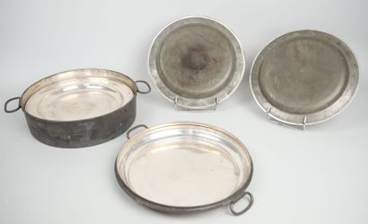 null Suite of 10 silver plated plates preserved in a circular covered box. Carries...
